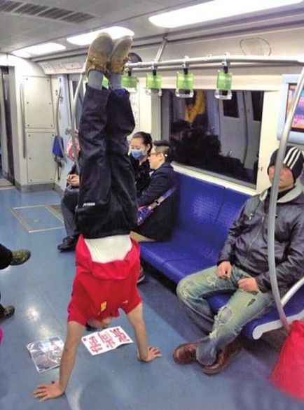 张尚武重返地铁卖艺