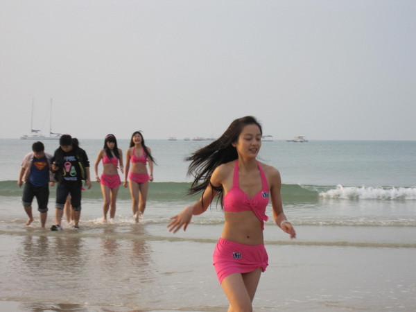 大东海偶遇比基尼长发美女11