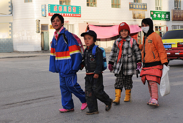 穿越塔克拉玛干胡杨之旅--印欧血统的塔吉克族儿童8