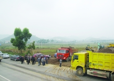 关兴公路旁一电厂施工方为图方便 竟在护栏上开口1