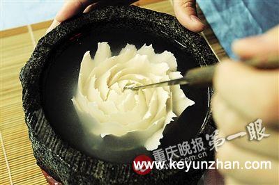 90后厨师菜刀“写”出书法 豆腐雕刻牡丹花3