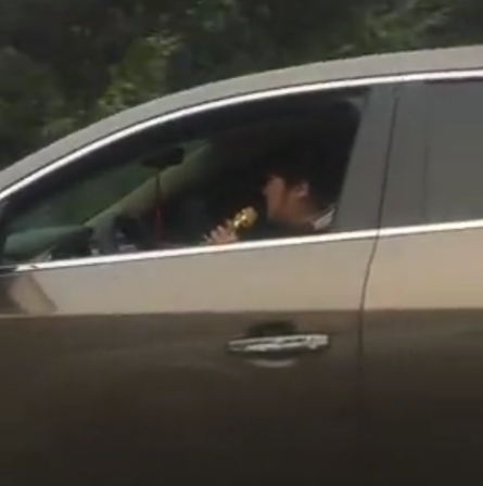 成都女司机开车K歌