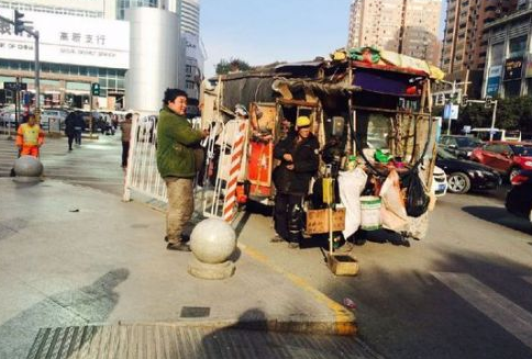 西安男子搭建三轮房车