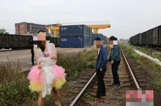 惠州新人在铁轨上拍婚纱照逼停火车