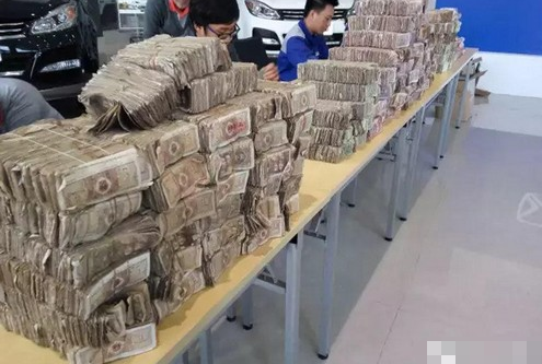 广东男子载半吨钞票买车