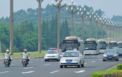 成都警车开道送考