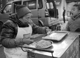 老人卖馄饨十年不涨价