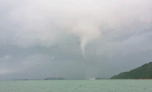 香港海面现水龙卷1